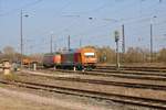 RTS 2016 907 und 221 105-0 am 28.03.20 in Babenhausen vom einen Bahndamm aus fotografiert per Zoom 