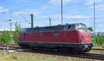 Ostmecklenburgische Bahnwerk GmbH, Neustrelitz mit der EGP Lok  221 145-6  (NVR:  92 80 1221 145-6 D-EGP ) beim Rangieren von Güterwagen neben dem DB Instandhaltungswerk Wittenberge am 15.06.21