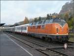 Der Sonderzug bestehend aus Diesellok 221 135-7 der Bocholter Eisenbahn Gesellschaft und luxemburgischen Wegmann Wagen musste am 08.11.08 im Bahnhof von Gerolstein einen kurzen Halt einlegen, damit der Planverkehr auf der teilweise eingleisigen Eifelstrecke vorbeifahren konnte. (Hans) 