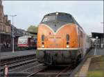 Die Diesellok 221 135-7 der Bocholter Eisenbahn Gesellschaft steht am 08.11.08 mit ihrem Sonderzug aus Luxemburg im Bahnhof von Gerolstein.