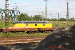 V 270.06, EX-DB 221 106-8, am 31.05.2009 Bf Wiesbaden-Ost vor einem Bauzug.