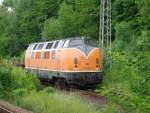 Die 221 135-7 der Bocholter Eisenbahngesellschaft mit leerem Kupferzug in Fahrtrichtung Kassel am 05.06.2009 durch Eichenberg.