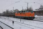 Am Nachmittag des 12.02.2010 durchfhrt 221 135-7 der Bocholter Eisenbahngesellschaft den Magdeburger Hauptbahnhof in Richtung Magdeburg-Neustadt.