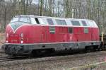 Die 221 177-5 der EFW rangiert mit dem Bauzug durch Duisburg Neudorf am 20.03.2010