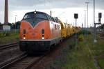 221 135-7 der Bocholter Eisenbahn Gesellschaft mbH mit einem Bauzug in Rathenow in Richtung Wustermark.