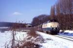 Winter an Rhein und Ruhr war lange Zeit eher etwas Besonderes. Damals rgerte eine blau/beige Lok vor blau/weissem Hintergrund die meisten Fotografen. 221 143 am Abzweig Anger, 10.02.1985. Zwei Jahre zuvor war das Gleis nach Ratingen West rckgebaut worden. Das ehemalige Stellwerk im Hintergrund befindet sich seitdem in Privatbesitz.