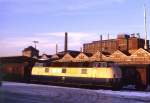 221 143 mit einem Stückgutzug im Bahnof Velbert, 25.02.1987. Dieser Verkehr wurde wenige Jahre später aufgegeben.