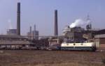 221 102 im Montanverkehr in Duisburg Angerhausen, 25.04.1987.