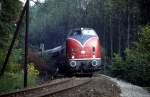 221 131 und 221 ??? bei Auermhle auf der Angertalbahn (talwrts) aufgenommen am 12. Oktober 1986