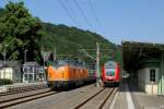 Mit einem leeren Flachwagenzug durchfhrt 221 135-7 der BEG den Bahnhof Tharandt.