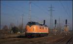 221 135-7 der Bocholter Eisenbahn kommt am 13.11.2011 solo durch Berlin Flughafen Schnefeld.