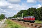 V 200 116 passiert mit dem RHEINGOLD Nostalgie-Ostsee-Express von Warnemnde nach Heringsdorf am 27.06.2011 den Bahnhof Martensdorf.