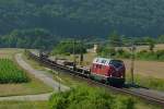 221 122-5 der Efw ist mit einem Schwellenzug am 05.07.2012 bei Wernfeld