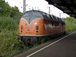 Zugewachsen oder Blumenschmuck? Wie die da wohl hingekommen ist? Etwas ungewhnlicher Abstellplatz fr 221 135 der Bocholter Eisenbahn (BEG) am 08.10.2012 in Wanne-Eickel Hbf.