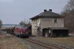 V270.10 (92 80 1221 124-1 D-SGL) mit Schotterzug 92186 beim Schottern am 23.03.2013 in Gebenbach (Strecke Amberg - Schnaittenbach)