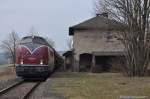 V270.10 (92 80 1221 124-1 D-SGL) mit Schotterzug 92186 beim Schottern am 23.03.2013 in Gebenbach (Strecke Amberg - Schnaittenbach)