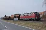 V270.10 (92 80 1221 124-1 D-SGL) mit Schotterzug 92186 beim Schottern am 23.03.2013 in Hirschau (Strecke Amberg - Schnaittenbach)