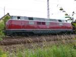 Am 13.08.2013 macht 221 122-5 mit ihrem Schotterzug(?) Mittagspause in Serrig.