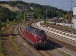 Diese V 200 wird hoffentlich noch lange am Schrottplatz vorbeifahren - V 270.10 der SGL (ex DB 221 124) aus Richtung Ulm kommend durchfhrt am 06.09.2013 den Bahnhof Biberach (Ri) gen Sden.