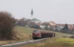 221 124 mit einem leeren Schotterzug zwischen Hirschau und Amberg in Gebenbach am 23.3.13