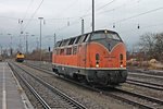 221 135-7 am 17.01.2015 beim umsetzten im Bahnhof von Müllheim (Baden).