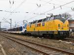 EGP 221 106-8 (NVR: 92 80 1221 106-8 D_EGP) passierte am 25.02.2017 auf Überführungsfahrt mit 3x NS Triebzügen Bielefeld/Brackwede mit    NS Zug  2224  mit (NVR: NL-NS 94 84 4964024-2)