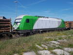 Die SETG ER20-02 zwischen zwei Snps-Wagen,am 02.Juni 2017,auf dem Hafengleis in Greifswald Ladebow.