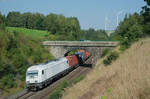 223 143 mit dem Containerzug nach Wiesau bei Schwingen, 02.09.2016