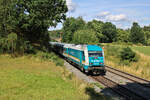 alex 223 071 taucht mit ihrem RE2 aus Hof Hbf kommend unter der Zehenbrecherbrücke hindurch und verlässt den Bahnhof Reuth bei Erbendorf zur Fahrt nach Regensburg bzw. München. (26.07.2023)