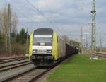 ER20-002 steht am 16. April 2013 mit dem Schrottzug von Cheb nach Knitz in Hochstadt-Marktzeuln.