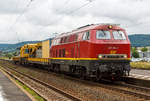   Die 225 094-2 der EBM Cargo (Gummersbach) ex DB 225 094-2, ex DB 215 094-4, fährt am 18.08.2014 mit einem Kranzug der Hering Bau aus Burbach (125t - KIROW Gleisbauschienenkran KRC 810 T und