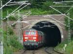Rhrend schiebt sich dieser Zug aus dem Tunnel. Durch die neuen Strommasten verliert die Montzenroute einiges an Flair. Das Bild stammt vom 30.07.2008