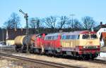 Planmssig verkehrt der 56521 Mhldorf-Burghausen, wenn ich mich nicht irre, mit einem Tandem. Am 25.2.2010 waren sogar 3 Loks eingesetzt: 217 002, eine 225 und eine 294, die hier in Tling zu sehen sind.