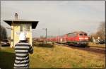 Martin O. fotografiert gerade 218 365 die gerade mit den RE nach Mhldorf in den Bahnhof Tling einfhrt. 225 030 + Schwester wartet noch. (03.11.10)