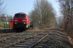 225 024-8 mit ihrem Trafotransport, hier bei der Ausfahrt aus dem Gleisanschluss des RWE Umspannwerkes in Bren, 23.03.2012. (Rangierer unkenntlich gemacht)
