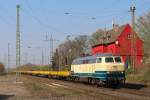 Aggerbahn 215 082 (225 082) am 27.3.14 mit einem Flachwagenzug in Ratingen-Lintorf.