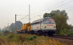 227 007 der Strabag führte am 28.09.17 einen Kran durch Jeßnitz Richtung Dessau.
