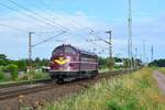 Nachschuss auf die Nohab My1138 in Güterglück in Richtung Biederitz. Die Nohab wurde 1958 bei der DSB in Dienst gestellt und war dort 41 Jahre bis 1999 im Dienst. Von 1999 bis 2001 war sie bei der NEG eingestellt. Danach wechselte sie ebenfalls für nur wenige Jahre von 2001 bis 2003 nach Eurotrac. 2003 bis 2007 war sie im Besitz von Eichholz. 2007 erwarb Strabag die Lok und verblieb dort bis 2010. Seit 2010 ist die Lok bei CLR beheimatet und verrichtet trotz eines Alters von mittlerweile 65 Jahren zuverlässig ihren Dienst.

Güterglück 24.07.2020