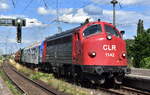 Cargo Logistik Rail-Service GmbH, Barleben (CLR) mit ihrer NoHAB  MY 1142  (NVR:  92 80 1227 005-6 D-CLR ) hat einen Tragschnabelwagen (TSW) Gattung Uaai 839 + Gerätewagen u.