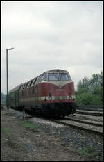 228662 fährt hier am 6.5.1993 um 11.40 Uhr mit dem 14722 aus Illmenau in Plaue ein.