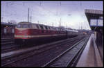 Vor einer Schwestermaschine wartet 228804 am 18.3.1995 mit einem Personenzug auf einem Nebengleis im HBF Magdeburg.