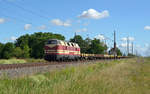 Am 11.07.20 wurden mit 228 321 der CLR Flachwagen von Aschersleben nach Lauchhammer überführt. Hier passiert der Zug Braschwitz Richtung Halle(S).