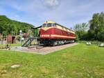 Die zum Lok-Hotel umgebaute V180 386 (ex 92 80 1228 786-0 D-MEG) am 14.05.2022 in Wiesenburg (Sachsen).