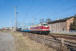 Am 12.04.2020 beförderte 118 770 einen Zug mit Schmalspurbahnwagen nach Espenhain. Der Zug beschleunigt gerade aus Pasewalk heraus.