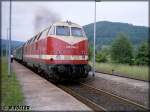 228 186 im Plandienst auf der Hinterlandbahn. Im Juni 1995 verlt sie den Bahnhof Mengersgereuth-Hmmern in Richtung Eisfeld
