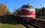 Ziemlich überraschend für den Fotografen kam am 04.10.2014 die 118 770-7 mit einem Sonderzug durch Oberrothenbach nach Zwickau gefahren. Eigentlich wollte ich den RE aus der Gegenrichtung fotografieren als plötzlich das Signal in Richtung Zwickau auf grün ging und der Sonderzug um die Ecke kam, demzufolge stehe ich dann auch auf der falschen Bahnsteigseite (Schattenseite), die Sonnenseite wäre für so eine Schönheit natürlich besser gewesen.