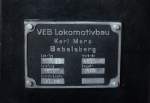 Die im Lokschuppen Schwarzenberg  abgestellte V 180 mit der Werksmummer  280 185 wurde  1969 im Lokomotivbau  Karl Marx  in Babelsberg gebaut, wie das Lokomotivschild  ausweist. 04.10.2014  14:42 Uhr.