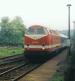 Der IR 2550 (Chemnitz-Dsseldorf) durchfuhr mit 229 199-5 an der Spitze den Bahnhof Stadtroda an der  Holzlandbahn  (KBS565). Hier im Mai 1999.