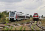 1648 446-0 und 1648 415-5 (Alstom Coradia LINT 41) passieren verspätet den Gleisanschluss der Wesling Handel und Logistik GmbH & Co. KG in Staßfurt, wo 229 181-3 (119 181-6) mit offenen Güterwagen abfahrbereit steht.
Zur Erklärung des Standorts siehe Bild davor.

🧰 Abellio Rail Mitteldeutschland GmbH | Cargo Logistik Rail Service GmbH (CLR)
🚝 RE 74843 (RE10) Magdeburg Hbf–Erfurt Hbf [+10]
🚩 Bahnstrecke Schönebeck–Güsten (KBS 335)
🕓 19.8.2021 | 10:59 Uhr