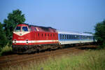 229 174-8 ist am 8. Juli 1995 mit InterRegio 2561 aus Karlsruhe auf dem Weg nach Gera. Bei Großwendern konnte ich die Komposition ablichten. Zug und Lok sind längst Geschichte.